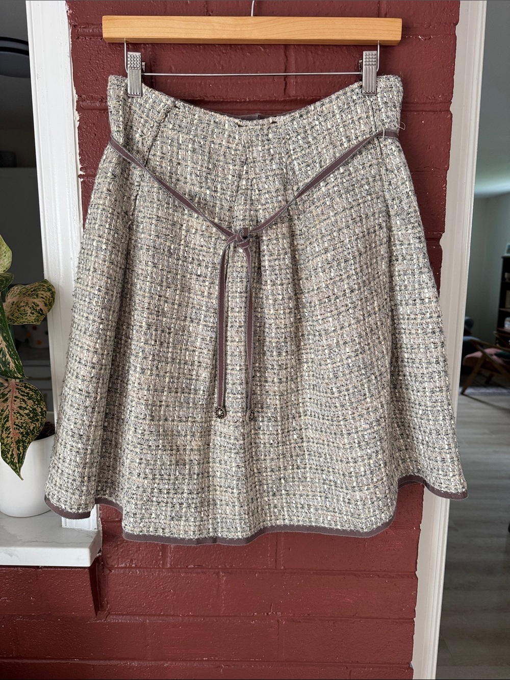 6267 Vintage Luxury Italian Textured Tweed A-Line Skirt in Light Gray Size 6